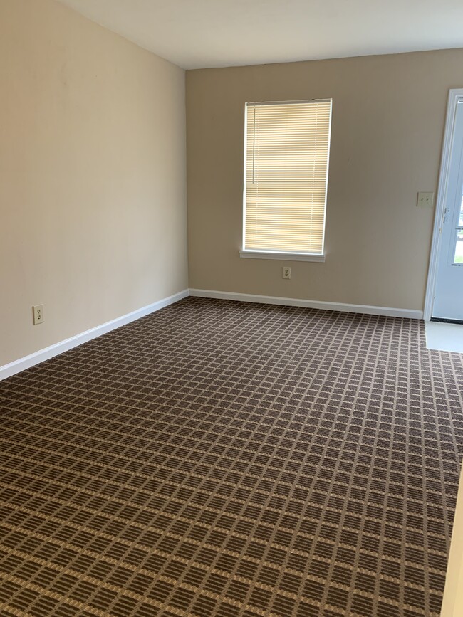 Building Photo - 536 Huron Dr W
