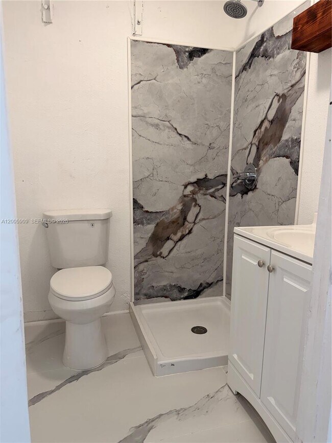 Foto del edificio - 6613 Evergreen Dr