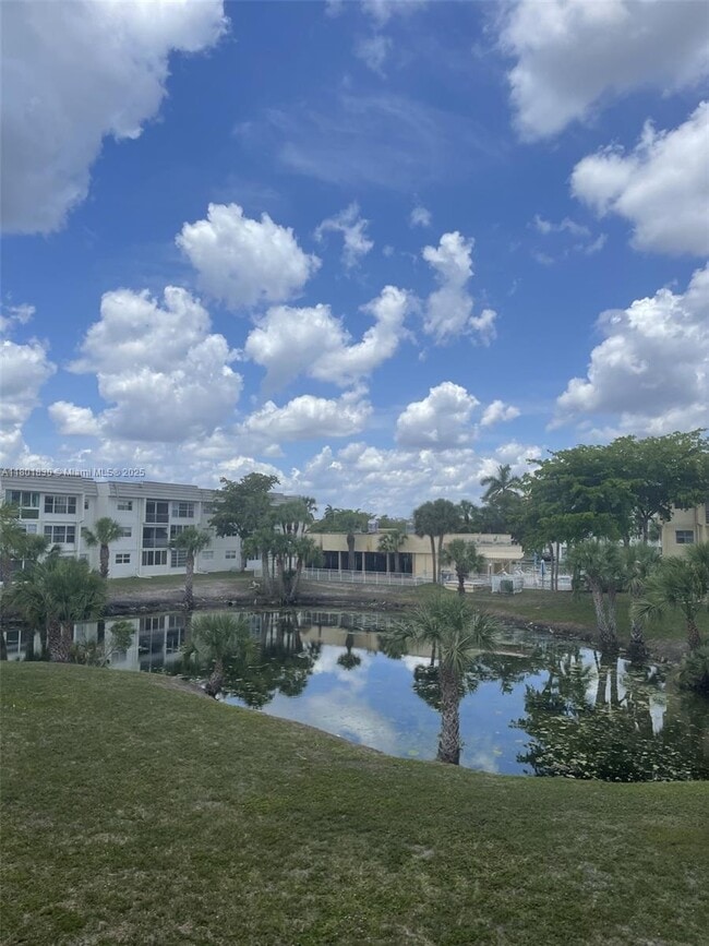 Foto del edificio - 8285 Sunrise Lakes Blvd