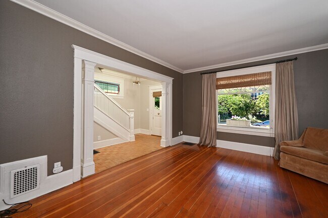 Building Photo - Charming & Spacious 4-Square 3 BR/1.75 BA ...