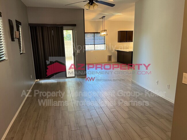 Foto del edificio - 10225 W Camelback Rd