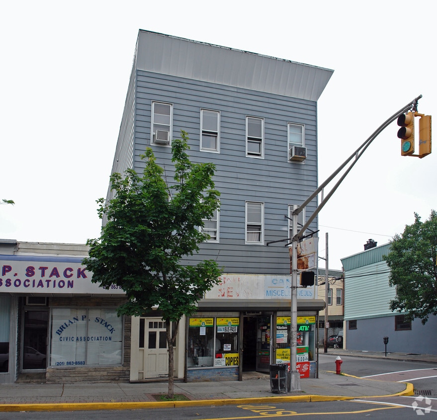 Building Photo - 1200 Summit Ave