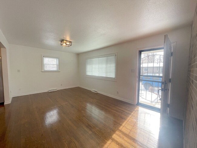 Building Photo - Stunning remodeled 2 bedroom duplex with h...