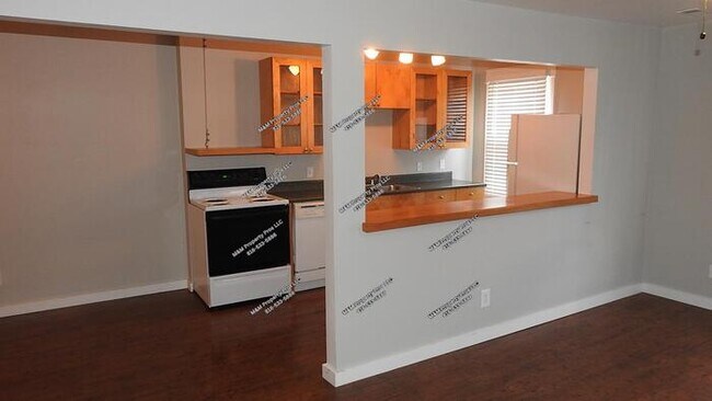 Foto del edificio - Charming 2 bedroom and 1 bath top-floor duplex located on Holmes St Kansas City, MO