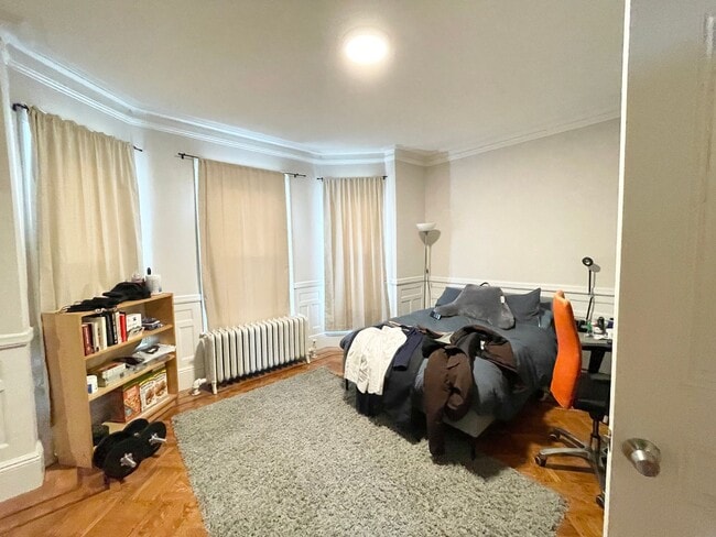 Foto del edificio - WOW!!!  5 BED/2 BATH ON PARKER HILL AVE FOR 9/1