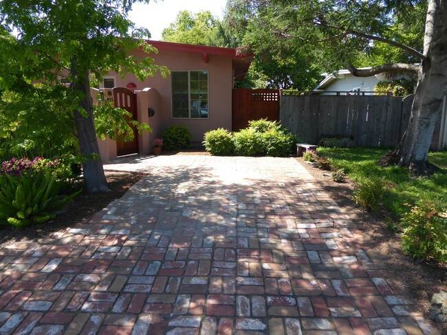 Building Photo - STUNNING RECENTLY REMODELED ONE BEDROOM UN...