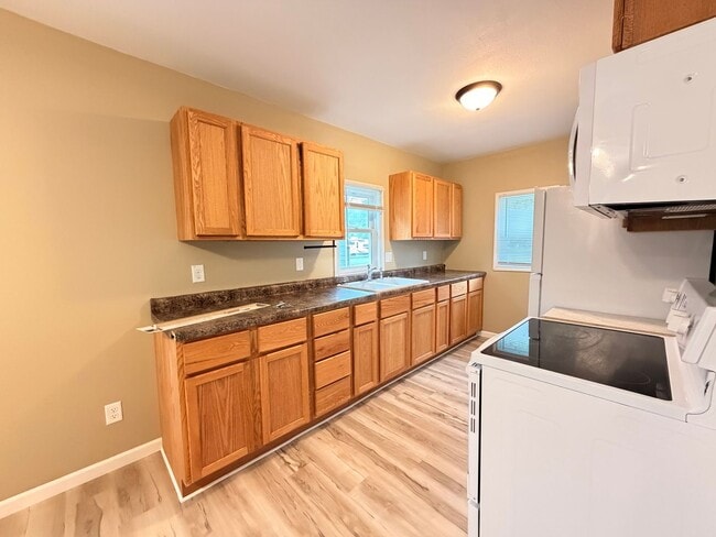 Building Photo - Remodeled 2 Bedroom Bungalow $925