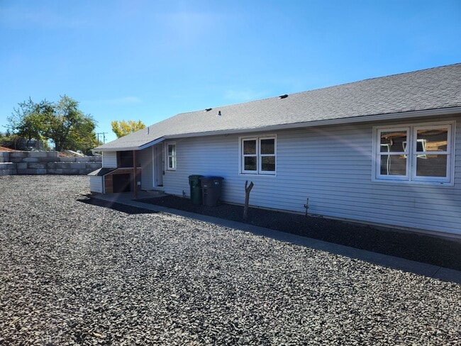 Building Photo - 2732 Maple St