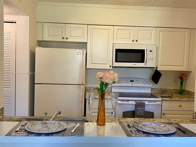 Foto del edificio - 2880 N Oakland Forest Dr