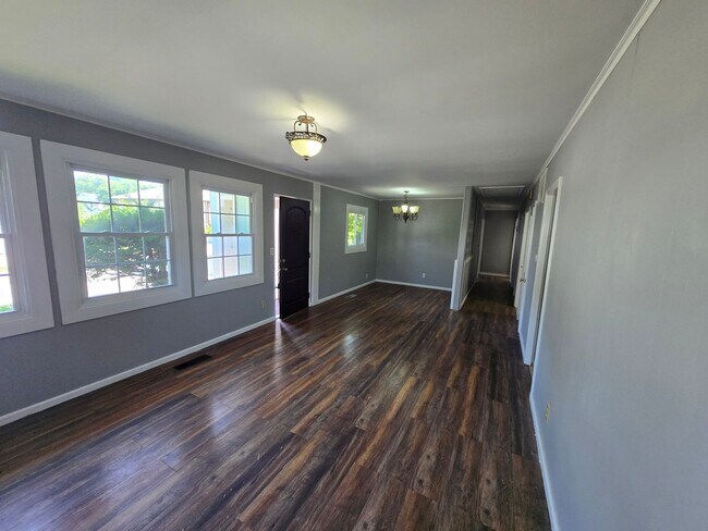 Building Photo - 4 Bd 1.5 Bath Single Family House in Hyde Park Available 12/1