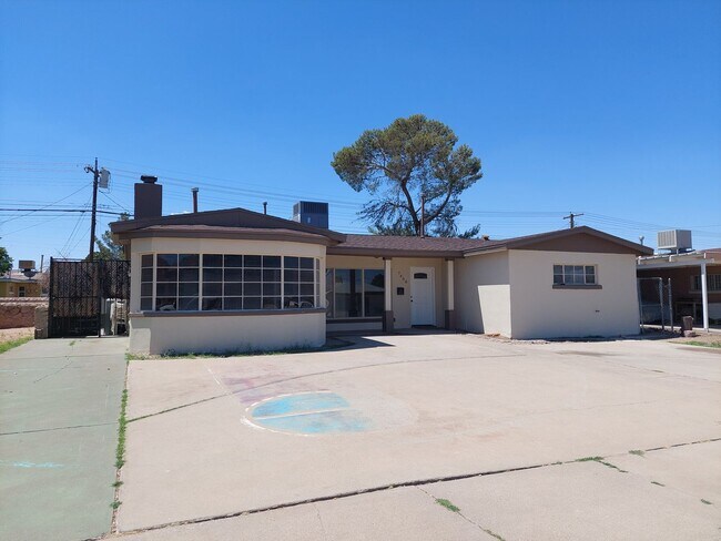 Building Photo - 3 bedroom 2 bathroom beautiful rental ! Av...