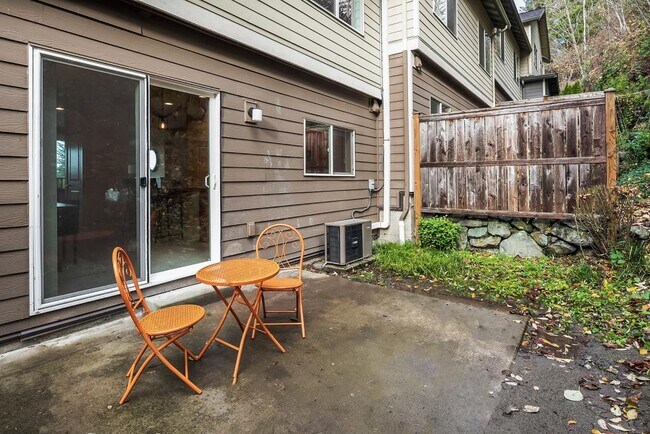 Building Photo - Viewpoint Townhomes - 3 bedrooms