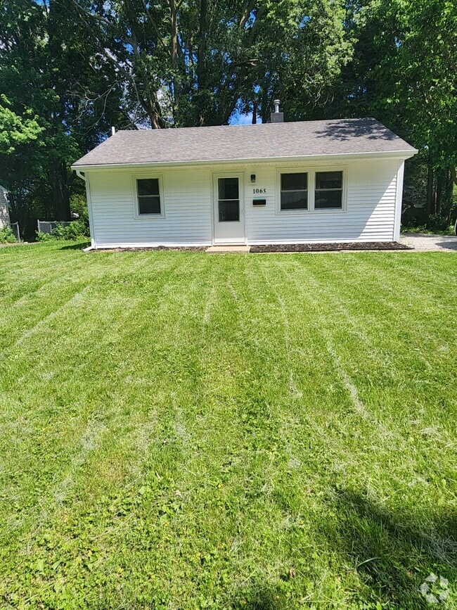 Building Photo - 1065 Eastview Dr