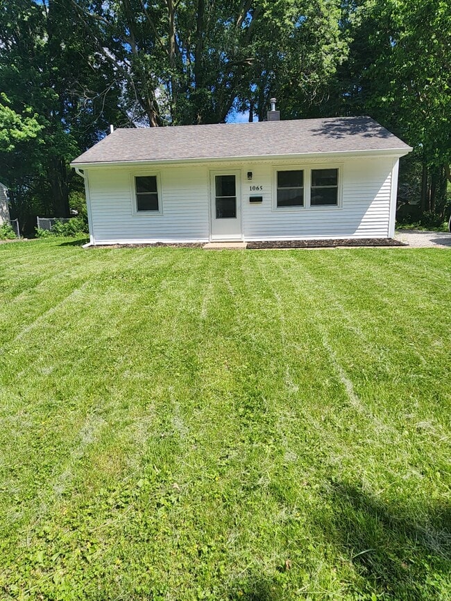 Building Photo - 1065 Eastview Dr