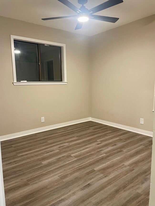 Building Photo - 410 W Lindbergh Blvd