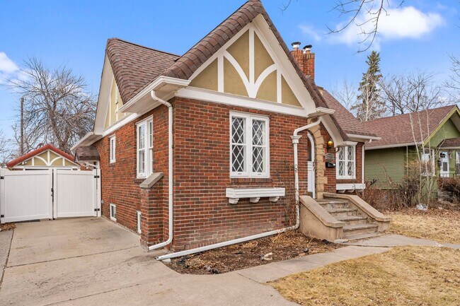 Foto del edificio - Storybook Home, 4-Bedroom, 2-Bathroom