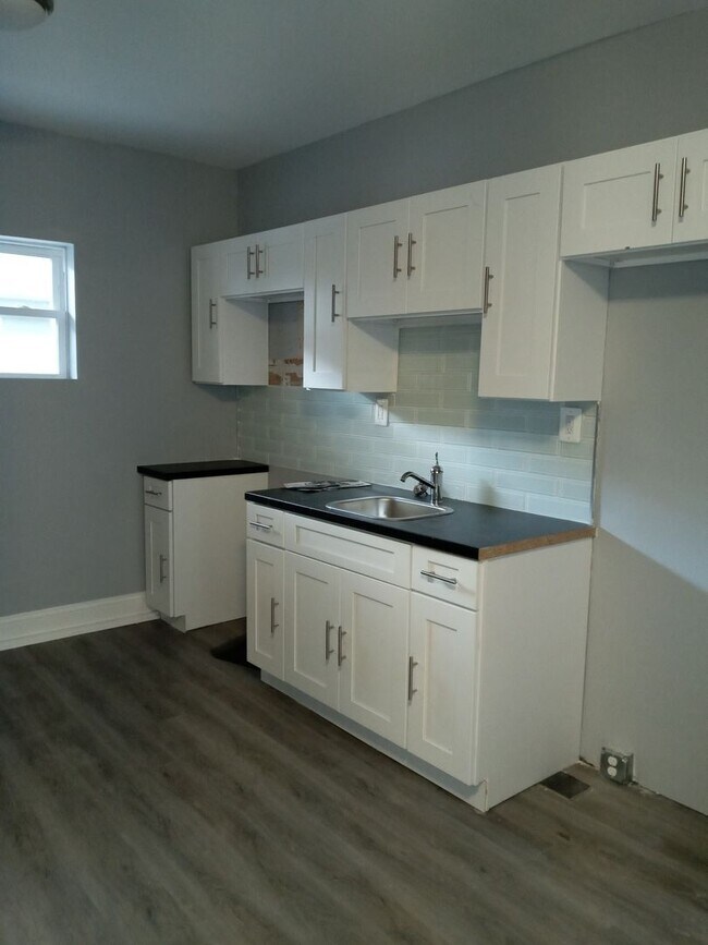 Building Photo - Large Newly Renovated 3Bd/1Ba Available in...