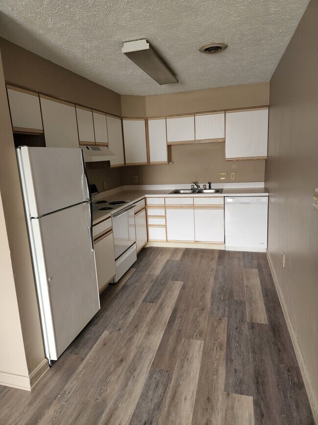 Kitchen - 3466 University Ave