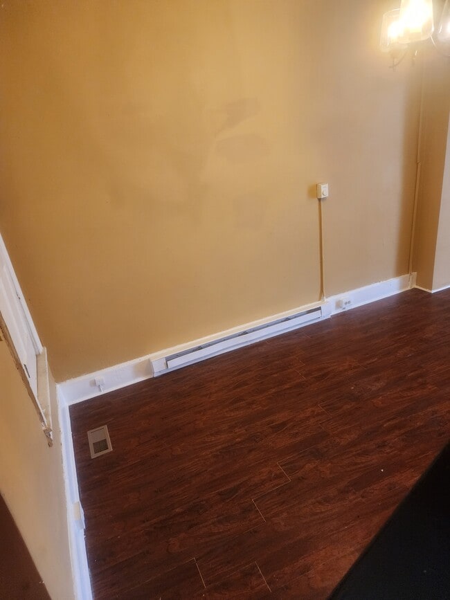 Building Photo - 40 Maple St