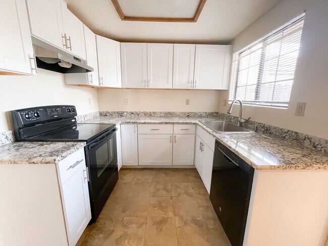 Building Photo - Beautiful 3 Bedroom 3 Bath Home in Marina