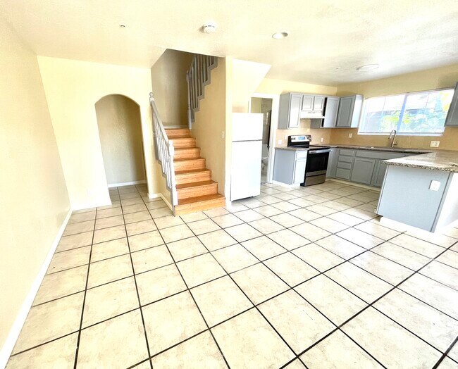 Cocina y sala de estar - 2951 68th Ave