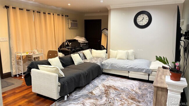 Foto del edificio - 190-18 Woodhull Ave