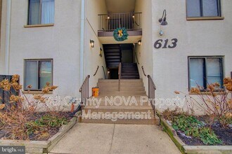 Building Photo - 613 Center St