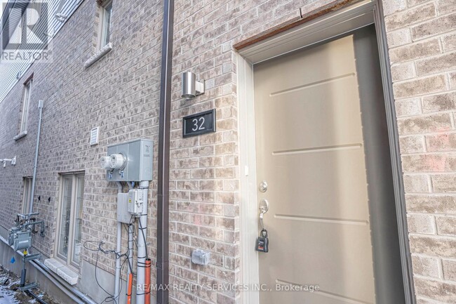 Building Photo - 205 W Oak Trl