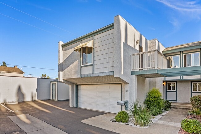 Foto del edificio - Charming, Light-Filled 2-Bed / 2.5-Bath Townhome with Private Yard & Garage Parking