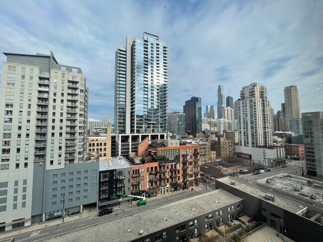 Foto del edificio - 325 W Illinois St
