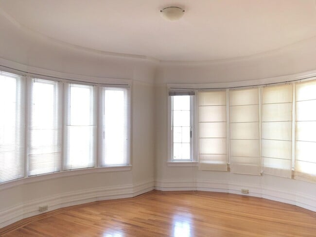 Building Photo - Luminous big apartment For Rent in the hea...