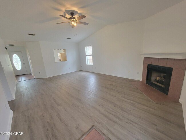 Building Photo - 1609 Vecuna Cir