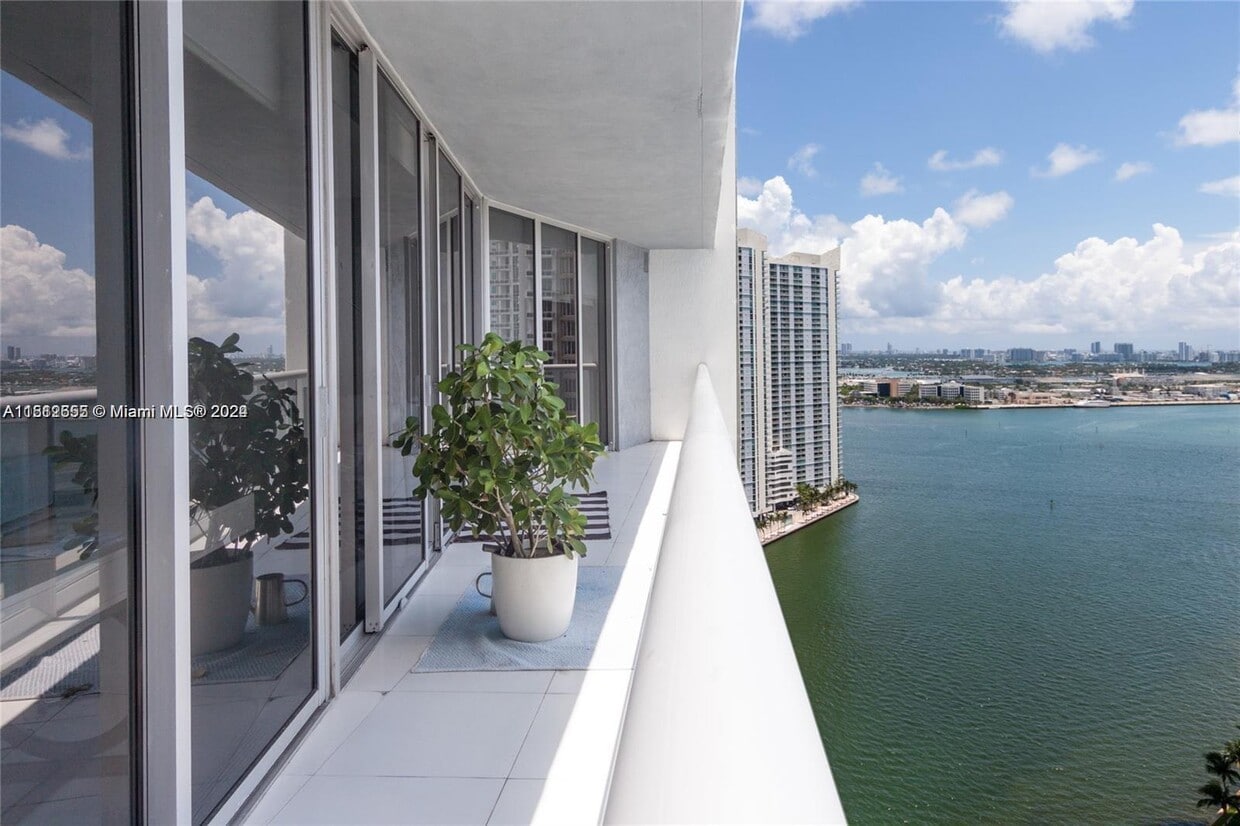 Primary Photo - 465 Brickell Ave