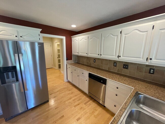 Building Photo - Very spacious 3 bed 2 bath 3 car garage!  ...