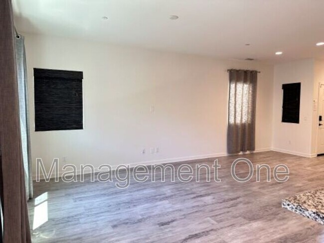 Foto del edificio - 27401 Red Rock Rd.