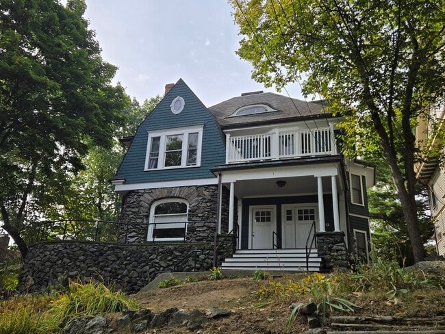 Pet Friendly - In Unit Laundry - Deck - Yard - Pet Friendly - In Unit Laundry - Deck - Yard Apartment