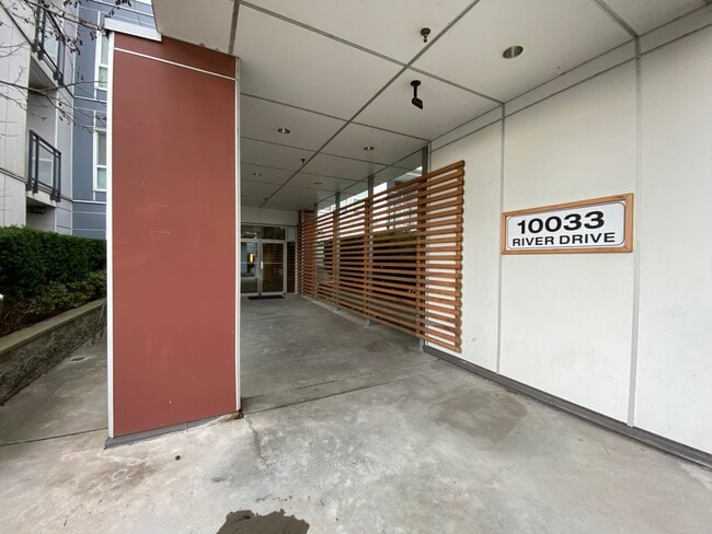Building Photo - 10033 River Dr