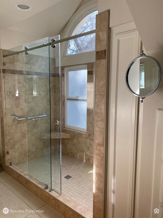 Building Photo - Stunning Spacious 1bd Apartment