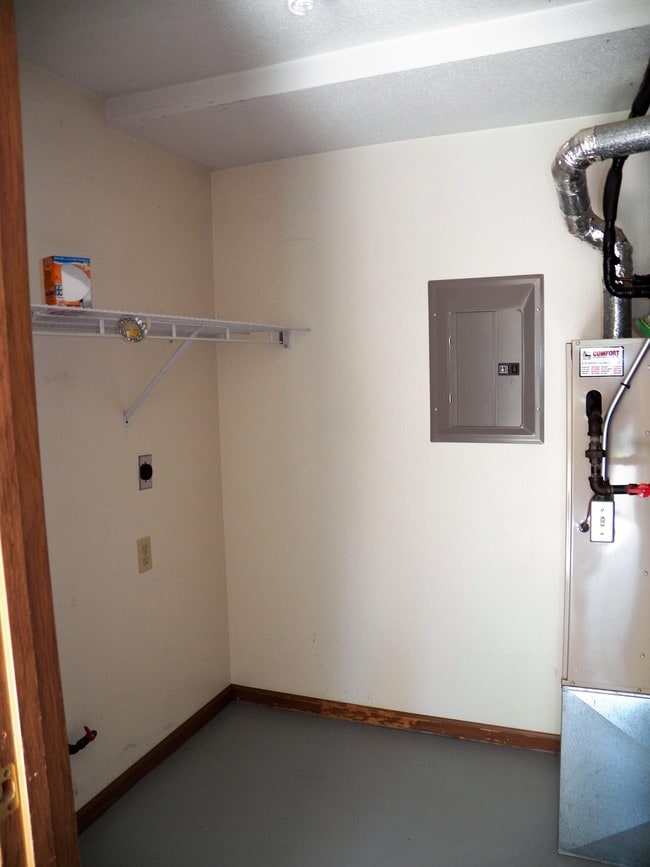 Laundry - Utility - 262 W Main St