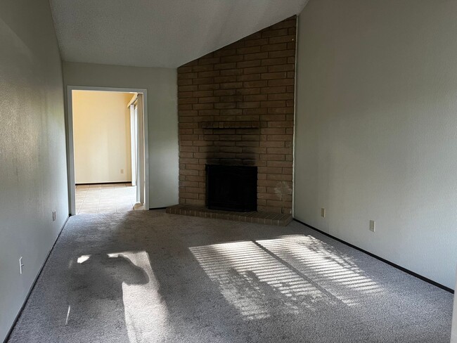 Building Photo - Newly Renovated 2 Bedroom, 2 Bathroom 1050...