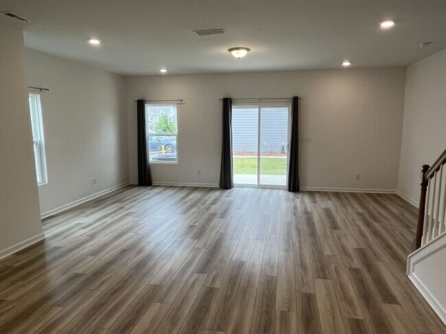 Foto del edificio - Newer 3 Bed + Loft End Unit Townhome in Monroe