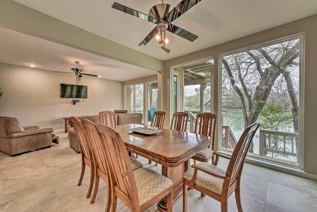 Foto del edificio - Lake Front Townhome with resort-like Views!