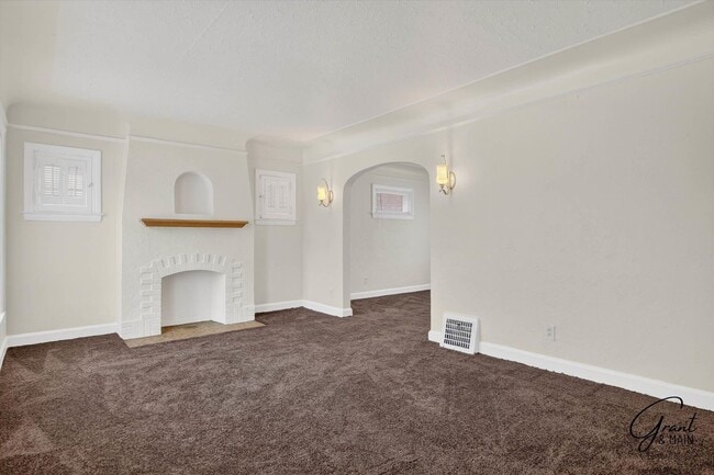 Building Photo - $1350 3 bedrooms