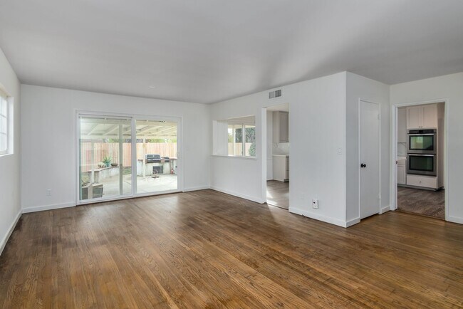 Building Photo - Gorgeous 3 bedroom Home in Chatsworth!
