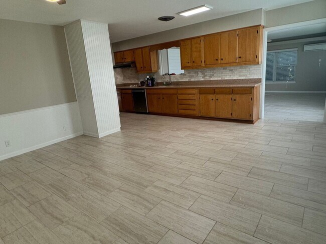 Foto del edificio - 3 Bedroom, 2 Living Areas in Single Family...
