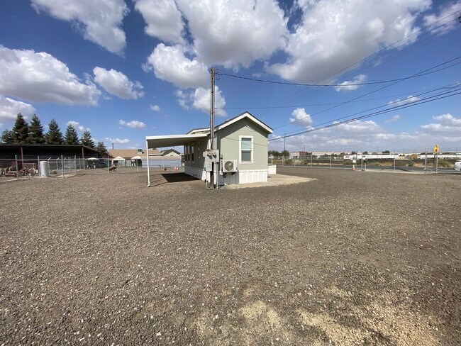 Foto del edificio - Cozy Home On Spacious Lot Available Now!