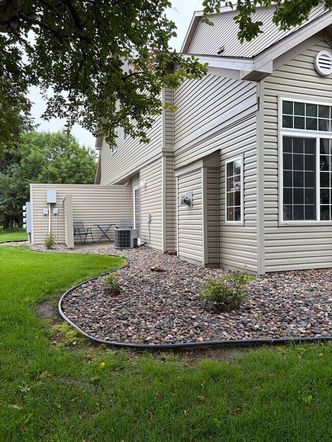 Foto del edificio - 2336 Oakridge Cir