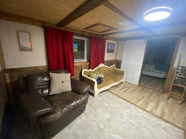 Foto del edificio - 6144 Madison 6351