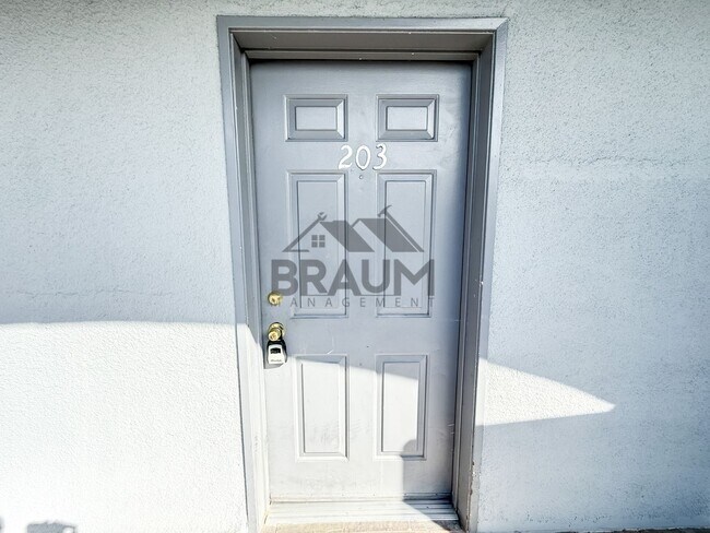 Building Photo - 11035 Moorpark St