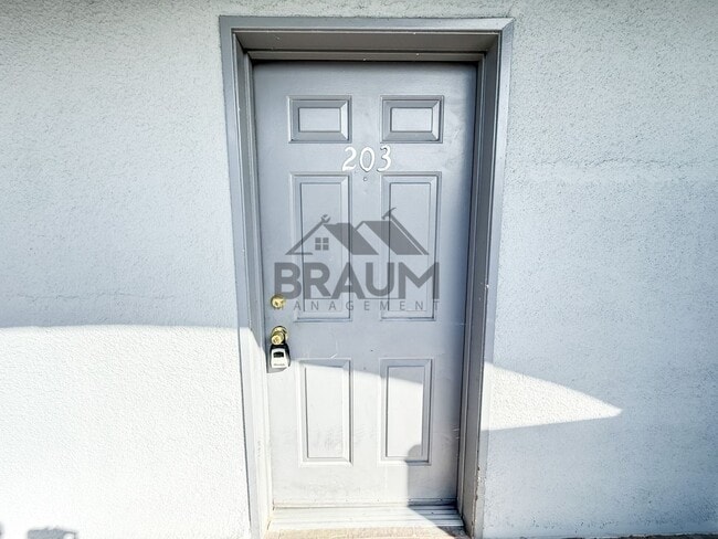 Building Photo - 11035 Moorpark St